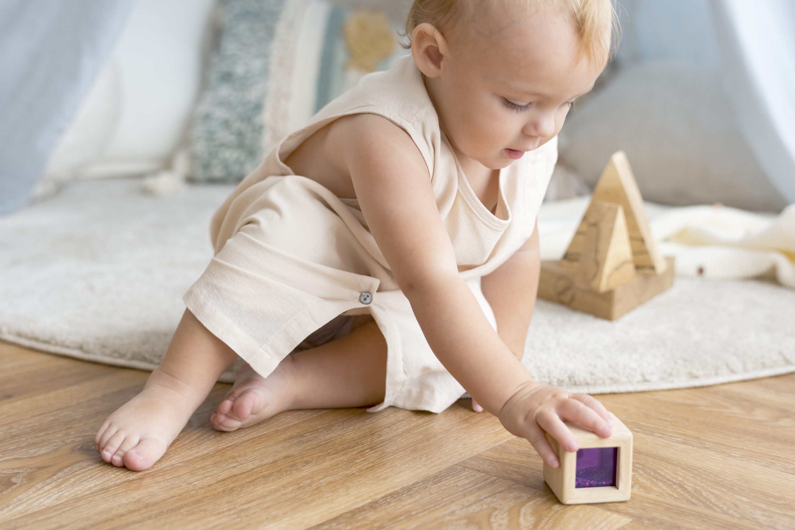 Niño jugando con bloque de madera